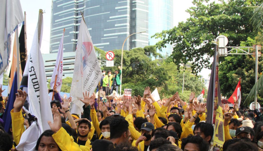 Mahasiswa yang tergabung dalam Aliansi BEM Seluruh Indonesia (BEM SI) dan Gerakan Selamatkan KPK menggelar aksi unjuk rasa di sekitar Gedung KPK, Jakarta, Senin (27/9). Aksi demonstrasi itu menuntut pembatalan pemecatan 56 pegawai KPK yang gagal Tes Wawasan Kebangsaan (TWK) pada 30 September mendatang. - JPNN.com