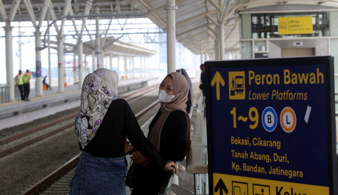 Sejumlah pengguna KRL saat menunggu KRL di jalur layang (elevated track) Stasiun Manggarai, Jakarta, Senin (27/9). - JPNN.com