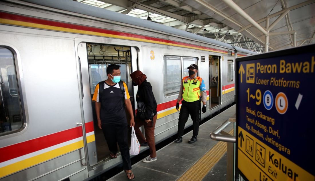 Sejumlah pengguna KRL saat naik dan turun di jalur layang (elevated track) Stasiun Manggarai, Jakarta, Senin (27/9). - JPNN.com
