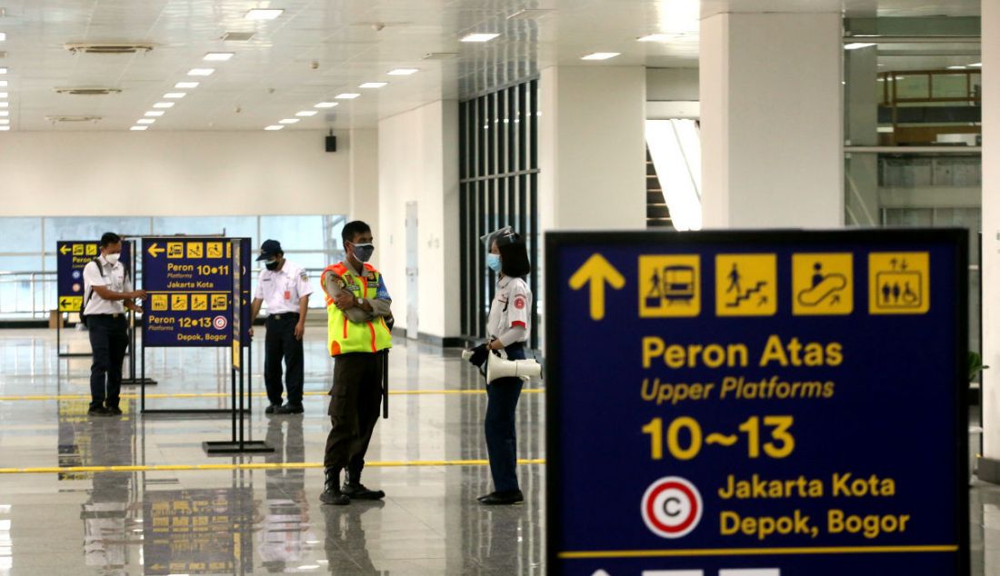 Sejumlah petugas saat beraktivitas di lobi Stasiun Manggarai, Jakarta, Senin (27/9). Jalur layang Bogor Line di Stasiun Manggarai telah beroperasi yang terdiri dari empat peron bagi penumpang KRL Commuter Line relasi Jakarta-Bogor. - JPNN.com