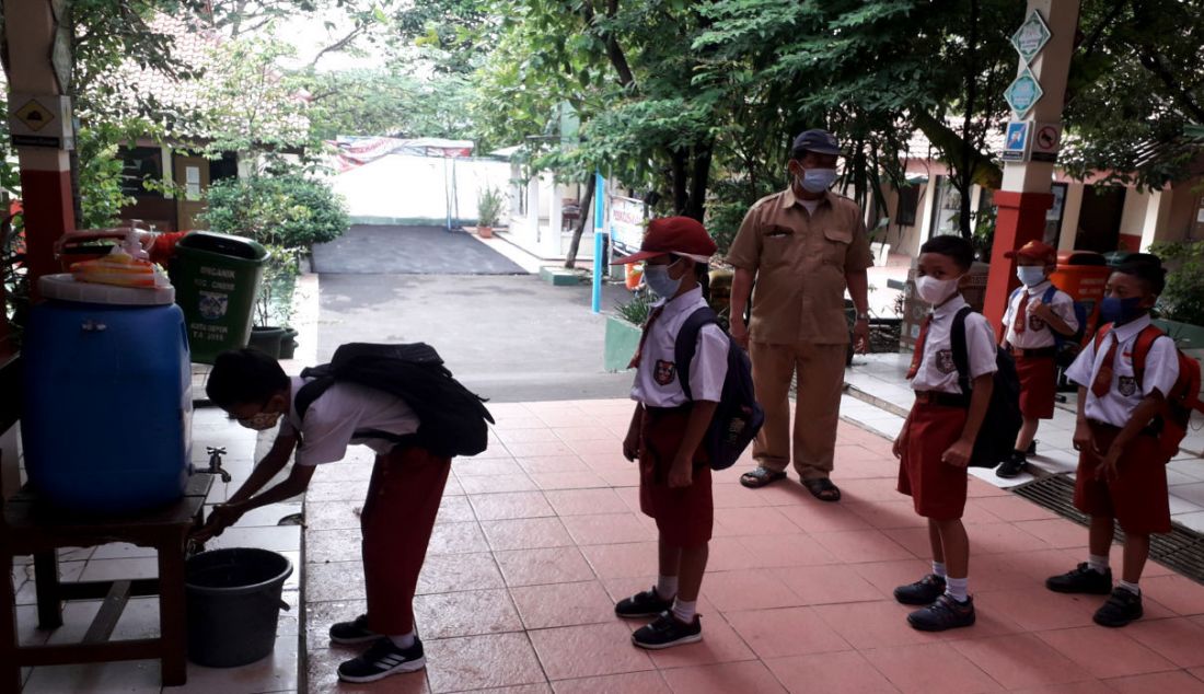 Sejumlah siswa mencuci tangan sebelum mengikuti PTM terbatas di SDN 03 Cinere, Depok, Jawa Barat, Selasa (28/9). - JPNN.com