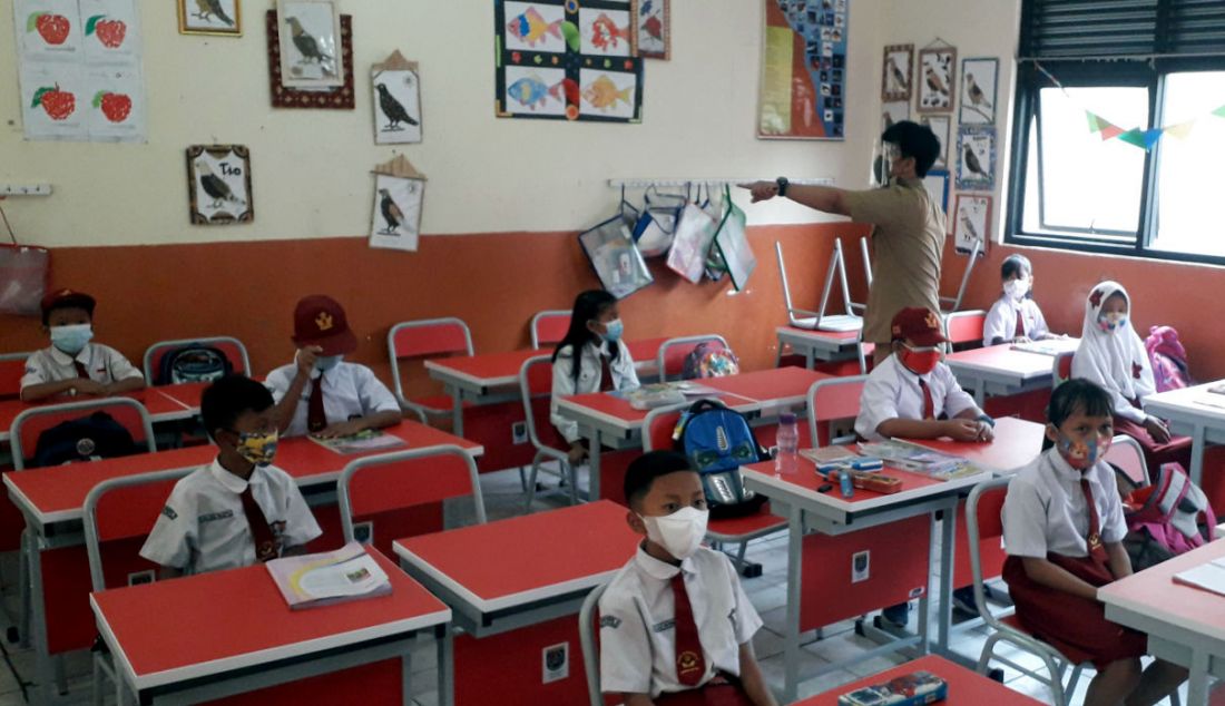 Siswa SDN 03 Cinere, Depok, Jawa Barat belajar dalam kelas saat pembelajaran tatap muka (PTM) terbatas, Selasa (28/9). - JPNN.com