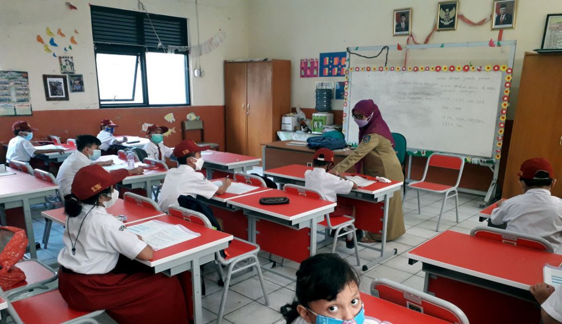 Siswa kelas III SDN 03 Cinere, Depok, Jawa Barat belajar dalam kelas saat pembelajaran tatap muka (PTM) terbatas, Selasa (28/9). - JPNN.com