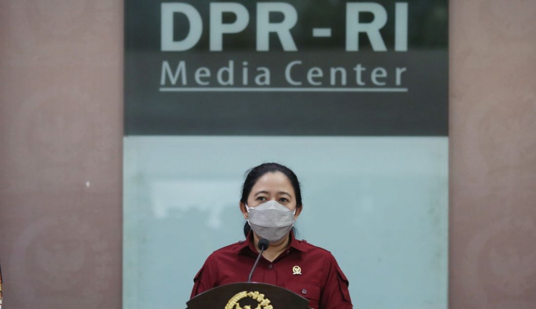 Ketua DPR Puan Maharani memberikan keterangan pers mengenai Rancangan Undang-Undang Ibu Kota Negara (RUU IKN) di Gedung DPR, Jakarta, Rabu (29/9). - JPNN.com