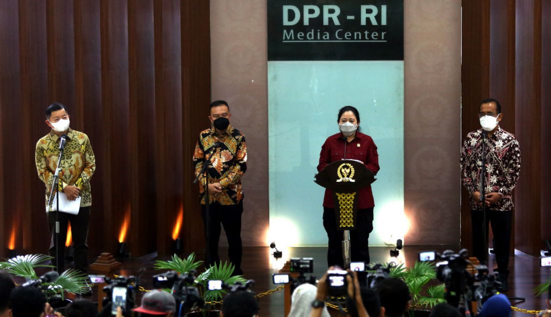 Menteri PPN/Kepala Bappenas Suharso Monoarfa (kiri), Wakil Ketua DPR Sufmi Dasco Ahmad (dua kiri), Ketua DPR Puan Maharani (tiga kiri), dan Menteri Sekretariat Negara Pratikno memberikan keterangan pers mengenai Rancangan Undang-Undang Ibu Kota Negara (RUU IKN) di Gedung DPR, Jakarta, Rabu (29/9). - JPNN.com