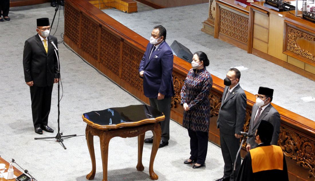 Pimpinan DPR menyaksikan pelantikan Wakil Ketua DPR Lodewijk F Paulus pada rapat paripurna ke-6 DPR Masa Persidangan I Tahun Sidang 2021-2022 di Gedung DPR, Jakarta, Kamis (30/9). - JPNN.com