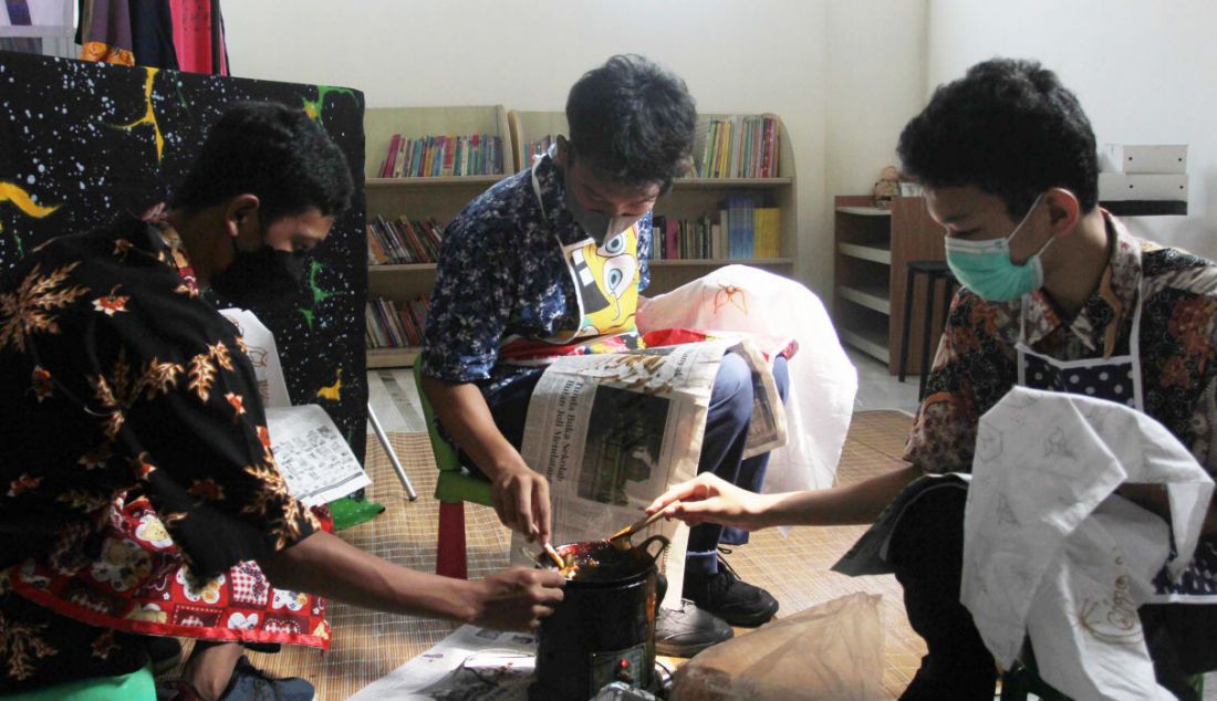 Anak berkebutuhan khusus (ABK) penyandang tunarungu belajar membatik yang diselenggarakan oleh Yayasan Griya Bina Karya di gerai ABK Usaha Mikro, Kecil dan Mengengah (UMKM) di Pasar Gintung, Ciputat, Tangsel, Sabtu (2/10). - JPNN.com