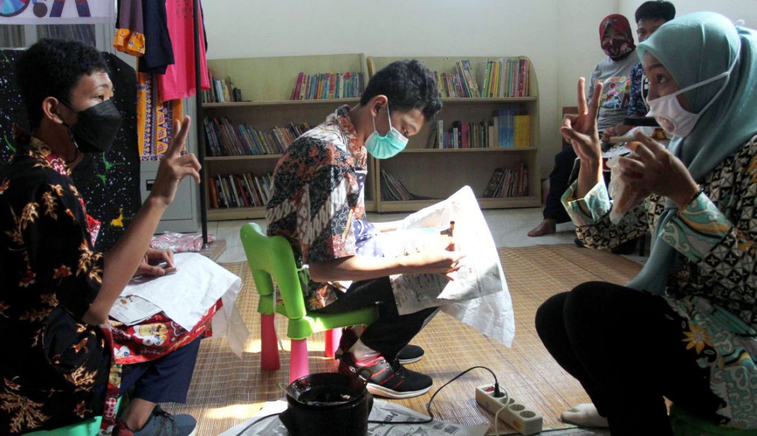 Anak berkebutuhan khusus (ABK) penyandang tunarungu belajar membatik bersama Yayasan Griya Bina Karya di gerai ABK Usaha Mikro, Kecil dan Mengengah (UMKM) di Pasar Gintung, Ciputat, Tangsel, Sabtu (2/10). Kegiatan ini dalam rangka memperingati Hari Batik Nasional 2 Oktober. - JPNN.com