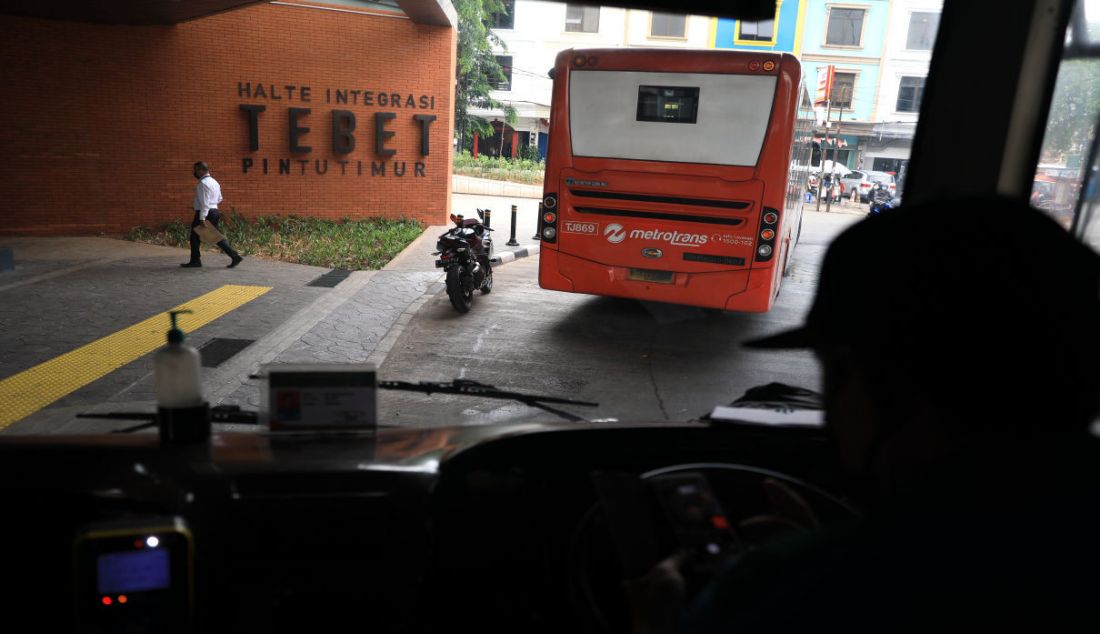 Pengemudi Bus Transjakarta saat memasuki kawasan Stasiun Tebet, Jakarta, Senin (4/10). Pemerintah melakukan penataan mencakup pembangunan selter, tempat menurunkan dan mengangkut penumpang ojek online, peningkatan pedestrian, tempat penyeberangan orang, serta peningkatan pada fasilitas penunjang lainnya. - JPNN.com