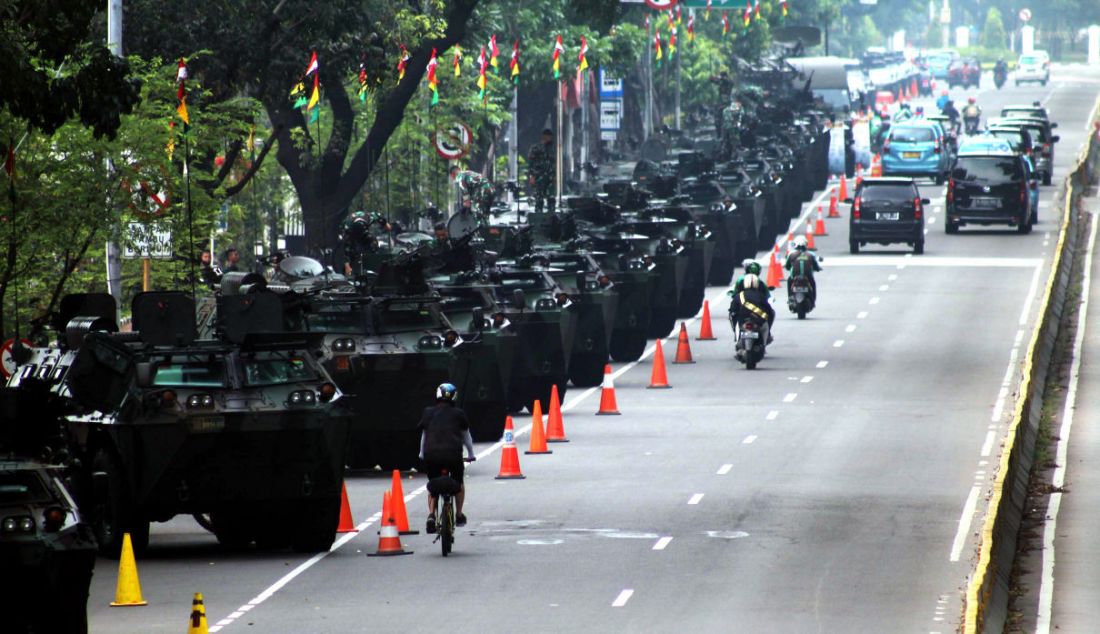 Sejumlah prajurit TNI melakukan persiapan jelang pameran alutsista TNI di kawasan Istana Merdeka, Jakarta, Senin, (4/10). Pameran alutsista akan digelar dalam rangka HUT ke-76 TNI pada 5 Oktober 2021 dengan memamerkan 112 alutsista di sepanjang Jalan Medan Merdeka Barat, Jalan Merdeka Selatan dan Jalan Merdeka Utara, Jakarta Pusat. - JPNN.com