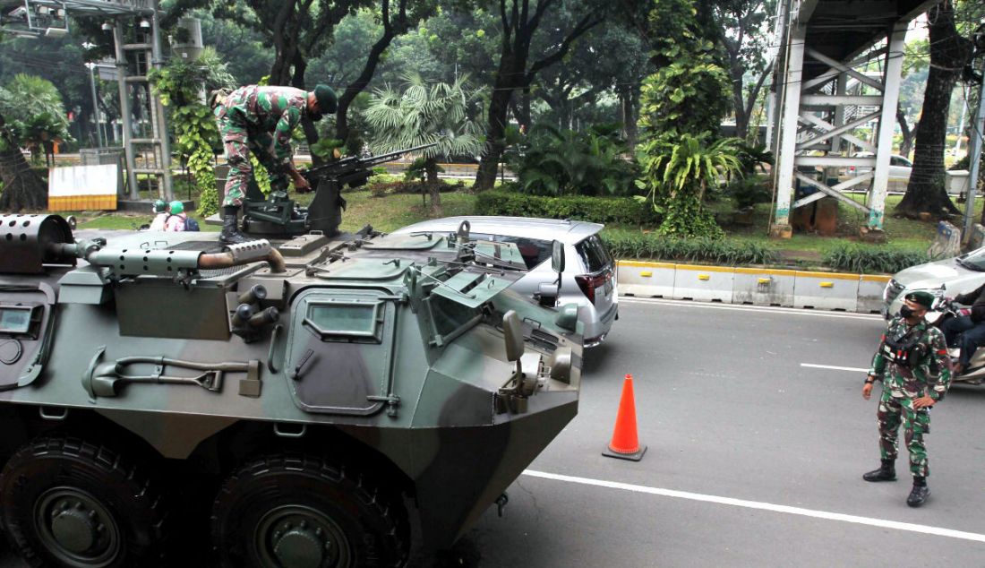 Sejumlah prajurit TNI melakukan persiapan jelang pameran alutsista TNI di kawasan Istana Merdeka, Jakarta, Senin (4/10). Pameran alutsista tersebut digelar dalam rangka HUT ke-76 TNI pada 5 Oktober 2021, dengan memamerkan 112 alutsista di sepanjang Jalan Medan Merdeka Barat, Jalan Merdeka Selatan dan Jalan Merdeka Utara, Jakarta Pusat. - JPNN.com