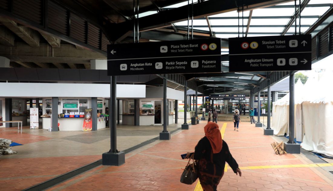 Warga saat berada di Stasiun Tebet, Jakarta, Senin (4/10). Pemerintah melakukan penataan mencakup pembangunan selter, tempat menurunkan dan mengangkut penumpang ojek online, peningkatan pedestrian, tempat penyeberangan orang, serta peningkatan pada fasilitas penunjang lainnya. - JPNN.com