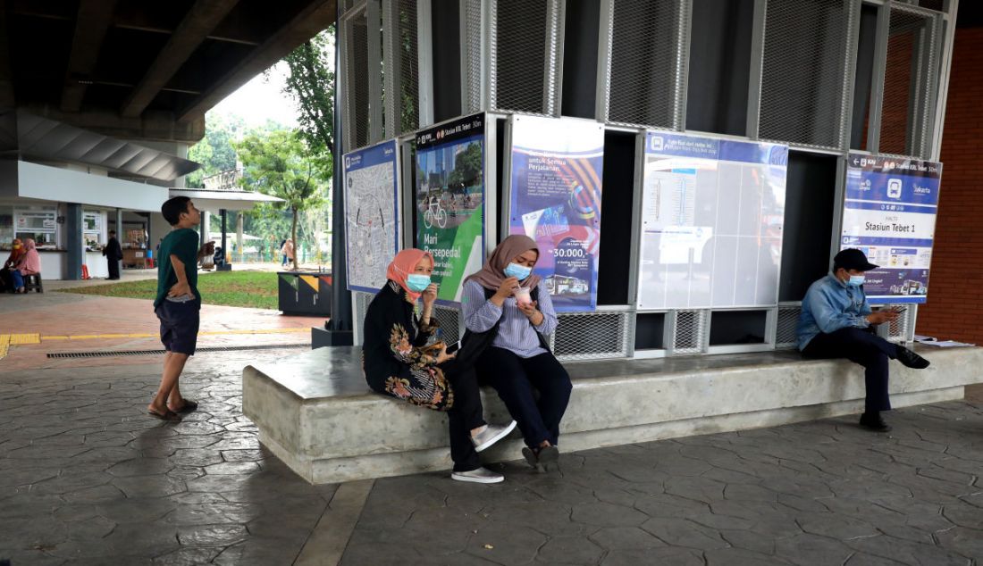 Warga saat beraktivitas di Stasiun Tebet, Jakarta, Senin (4/10). Pemerintah melakukan penataan mencakup pembangunan shelter, tempat menurunkan dan mengangkut penumpang ojek online, peningkatan pedestrian, tempat penyeberangan orang, serta peningkatan pada fasilitas penunjang lainnya. - JPNN.com