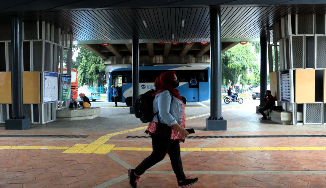 Warga saat memasuki kawasan Stasiun Tebet, Jakarta, Senin (4/10). Pemerintah melakukan penataan mencakup pembangunan selter, tempat menurunkan dan mengangkut penumpang ojek online, peningkatan pedestrian, tempat penyeberangan orang, serta peningkatan pada fasilitas penunjang lainnya. - JPNN.com