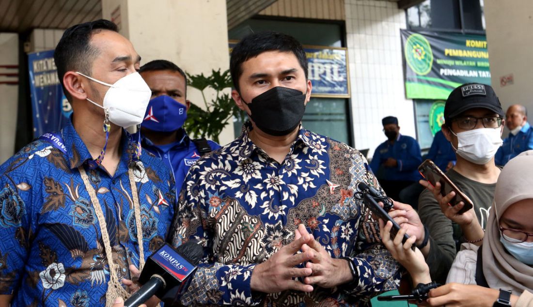 Kabakomstra PD Herzaky Mahendra Putra memberikan keterangan pers sebelum mengikuti mengikuti sidang gugatan penolakan pengesahan hasil KLB Demokrat di PTUN, Jakarta, Kamis (7/10). - JPNN.com