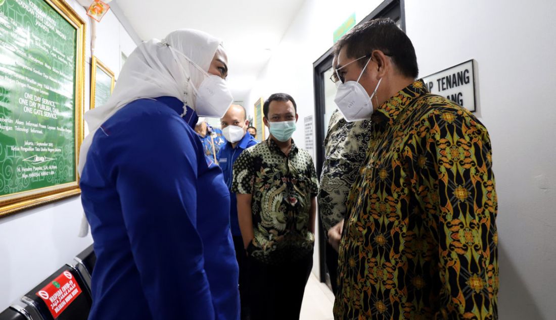 Kuasa Hukum Partai Demokrat Hamdan Zoelva (kanan) bersama anggota Partai Demokrat saat berdiskusi sebelum mengikuti sidang gugatan penolakan pengesahan hasil KLB Demokrat di PTUN, Jakarta, Kamis (7/10). - JPNN.com