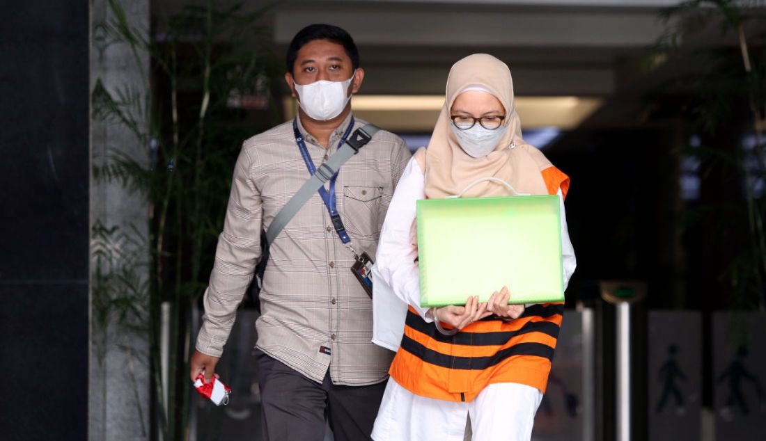 Terdakwa kasus dugaan korupsi dana bantuan Provinsi Jawa Barat tahun 2019 Siti Aisyah Tuti Handayani usai menjalani sidang secara virtual di Gedung KPK, Jakarta, Kamis (7/10). - JPNN.com