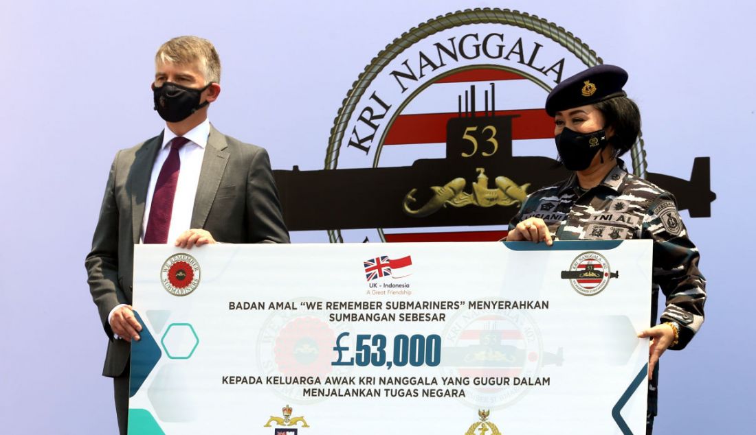 Dubes Inggris untuk Indonesia dan Timor Leste Owen Jenkins (kiri) menyerahkan bantuan kepada perwakilan KRI Nanggala 402 usai menyambut kedatangan kapal perang Angkatan Laut (AL) Inggris HMS Richmond di Pelabuhan Tanjung Priok, Jakarta, Jumat (8/10). - JPNN.com