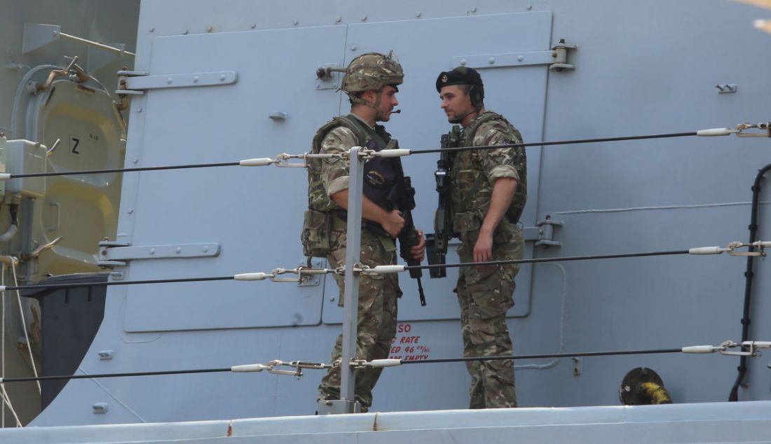 Prajurit Angkatan Laut Inggris berada di kapal perang HMS Richmond di Pelabuhan Tanjung Priok, Jakarta, Jumat (8/10). - JPNN.com