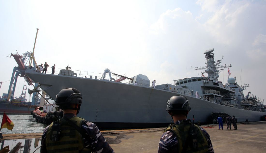 Prajurit TNI Angkatan Laut menyambut kedatangan kapal perang Angkatan Laut (AL) Inggris HMS Richmond di Pelabuhan Tanjung Priok, Jakarta, Jumat (8/10). - JPNN.com