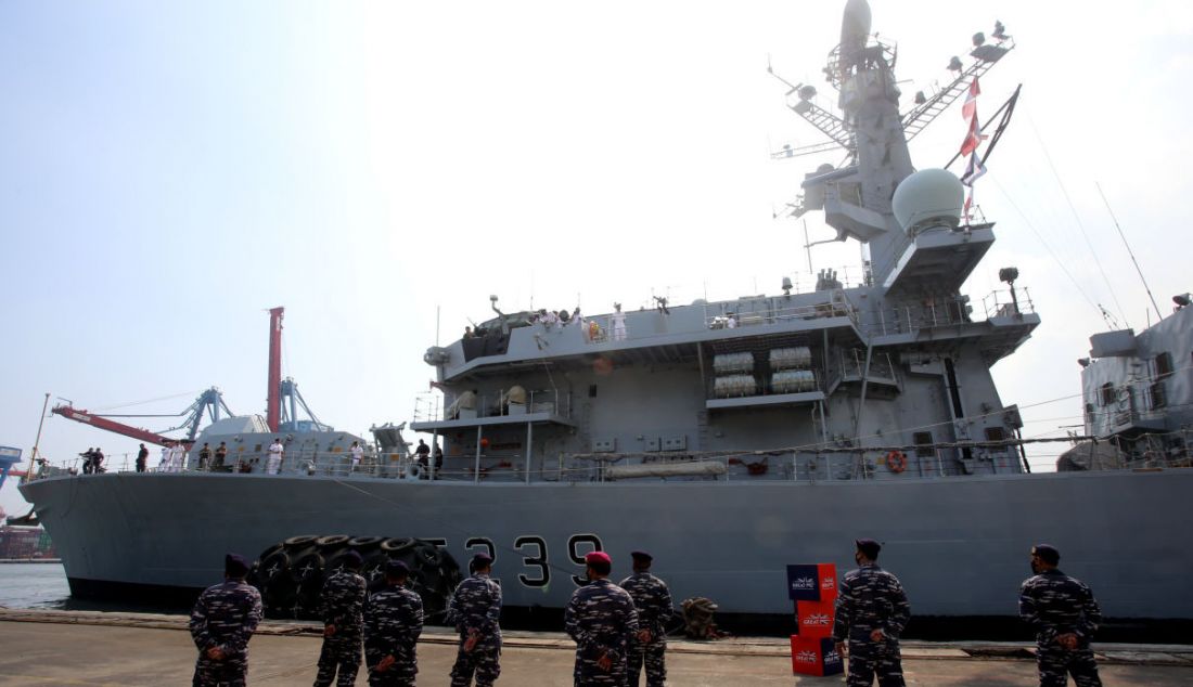 Prajurit TNI Angkatan Laut menyambut kedatangan kapal perang Angkatan Laut (AL) Inggris HMS Richmond di Pelabuhan Tanjung Priok, Jakarta, Jumat (8/10). - JPNN.com