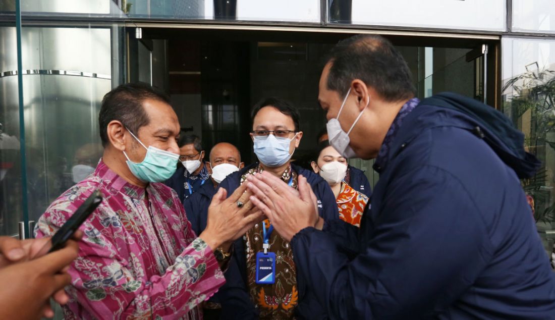 Wakil Ketua KPK Nurul Ghufron (kiri) dan Menteri Perdagangan Muhammad Lutfi usai acara Penguatan Antikorupsi bagi Penyelenggara Negara Berintegritas (PAKU Integritas) di Gedung KPK, Jakarta, Jumat (8/10). - JPNN.com