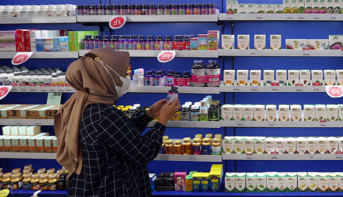 Pengunjung saat mencari produk suplemen makanan di outlet Apotek Kimia Farma Premier Radio Dalam, Jakarta, Sabtu (9/10). - JPNN.com