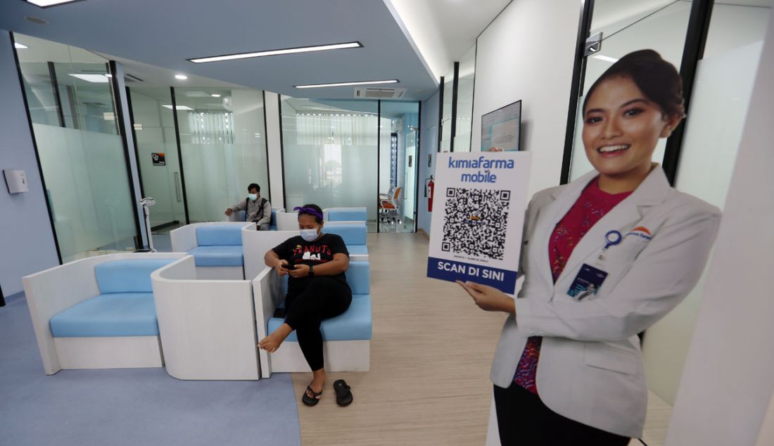Seorang pasien saat menunggu antrean di outlet Apotek Kimia Farma Premier Radio Dalam, Jakarta, Sabtu (9/10). - JPNN.com