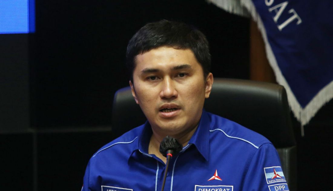 Kepala Badan Komunikasi Strategis (Bakomstra) Partai Demokrat Herzaky Mahendra Putra dalam jumpa pers di Jakarta, Senin (11/10), guna merespons sengketa hukum parpolnya dengan kubu Moeldoko. - JPNN.com