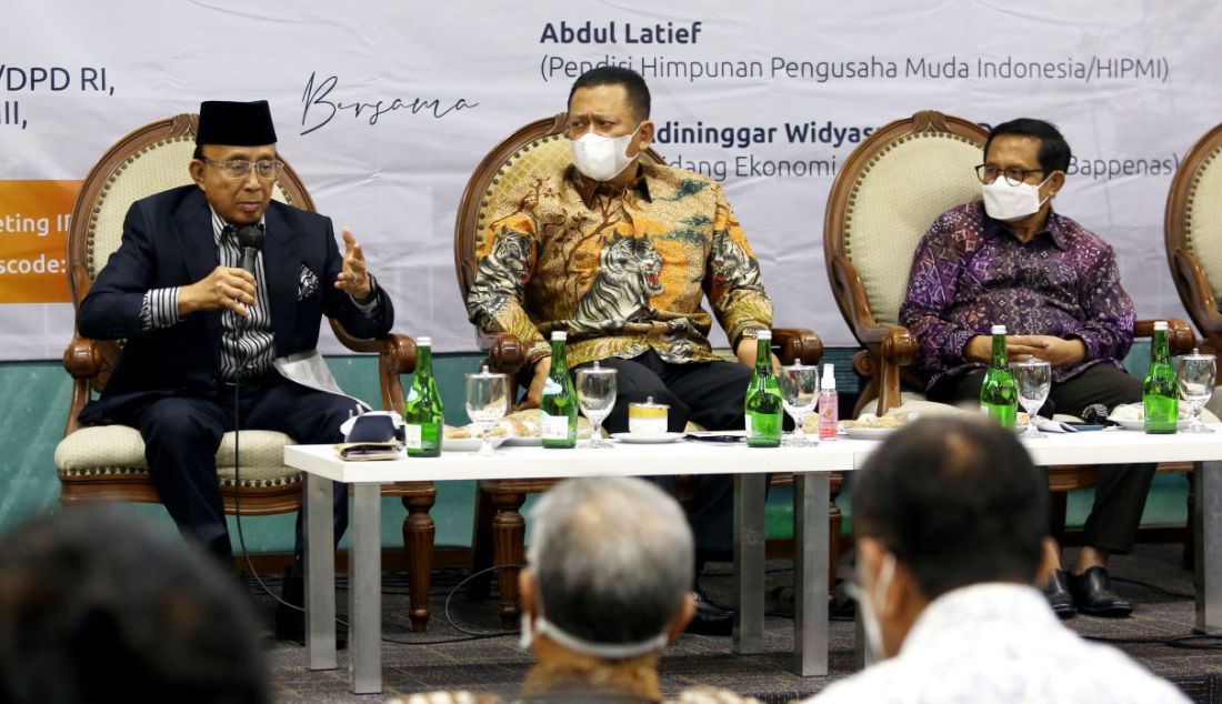 Pendiri HIPMI Abdul Latief (berpeci) bersama Ketua MPR RI Bambang Soesatyo (duduk di tengah) dan akademisi Institut Pertanian Bogor (IPB) Prof Didin S. Damanhuri menghadiri diskusi bertema 'Pokok-Pokok Haluan Negara' di Kompleks Parlemen Senayan, Jakarta, Senin (11/10). - JPNN.com