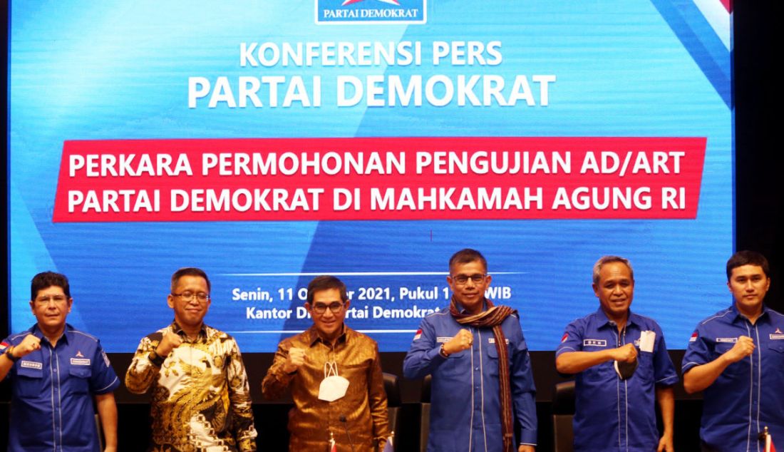 Konferensi pers pengurus Partai Demokrat (PD) kubu Agus Harimurti Yudhoyono di Jakarta, Senin (11/10) yang dihadiri mantan Ketua Mahkamah Konstitusi (MK) Hamdan Zoelva. - JPNN.com