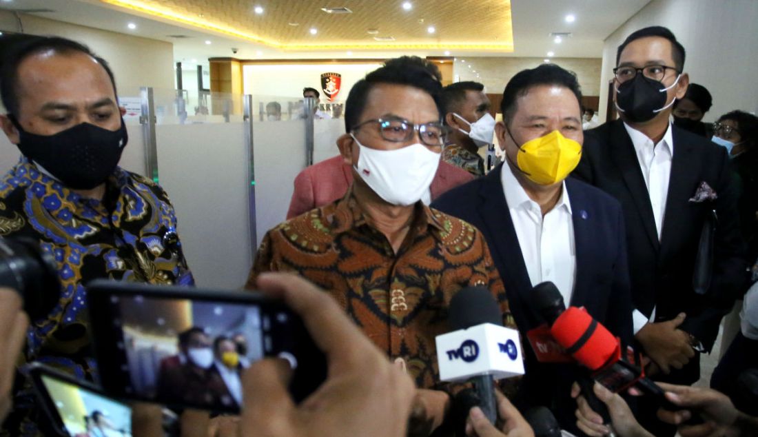 Kepala Staf Kepresidenan Moeldoko saat memberi keterangan pers usai diperiksa terkait laporannya terhadap dua peneliti Indonesia Corruption Watch (ICW) di Bareskrim, Mabes Polri, Jakarta, Selasa, (12/11). - JPNN.com