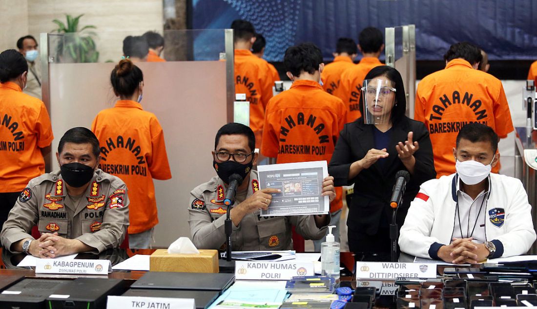 Kepala Divisi Humas Polri Irjen Argo Yuwono didampingi Wadirtipidsiber Kombes Himawan Bayu Aji memberikan keterangan pers di Bareskrim Polri, Jakarta, Rabu (13/10). - JPNN.com