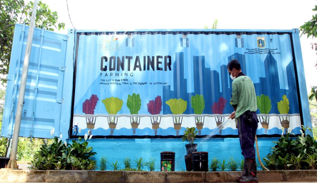 Petugas kebun menyiram tanaman di Container Farming dan Agro Electrifying, di Agro Edukasi Wisata Ragunan, Jakarta, Rabu (13/10). Container Farming tersebut merupakan hasil dari kolaborasi antara Dinas Ketahanan Pangan, Kelautan dan Pertanian (KPKP) DKI Jakarta dengan PLN Peduli untuk pengembangan budi daya pertanian tanpa tanah yang tidak tergantung pada sinar matahari, tetapi dengan teknologi sinar UV untuk memenuhi kebutuhan pangan dalam skala rumah tangga. - JPNN.com