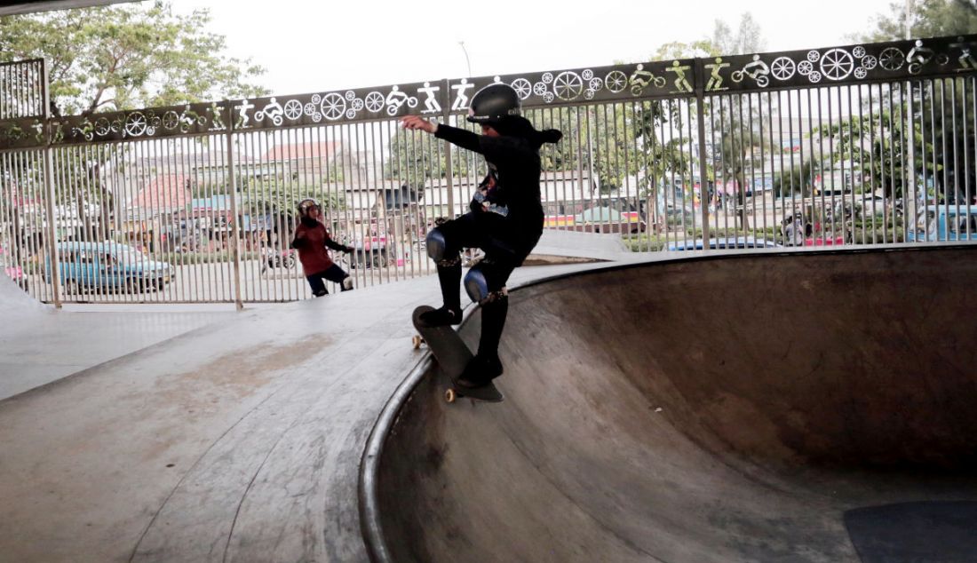 Pemain skateboard di Skatepark Pasar Rebo, Jakarta. Rabu (13/10). - JPNN.com