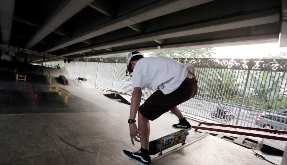 Pemain skateboard di Skatepark Pasar Rebo, Jakarta. Rabu (13/10). Meski belum diresmikan dan sempat ditutup, skatepark tersebut kembali digunakan sesuai pelonggaran PPKM Level 3 dengan aturan fasilitas olahraga di ruang terbuka diizinkan dibuka dengan jumlah orang 50 persen dari kapasitas maksimal. - JPNN.com
