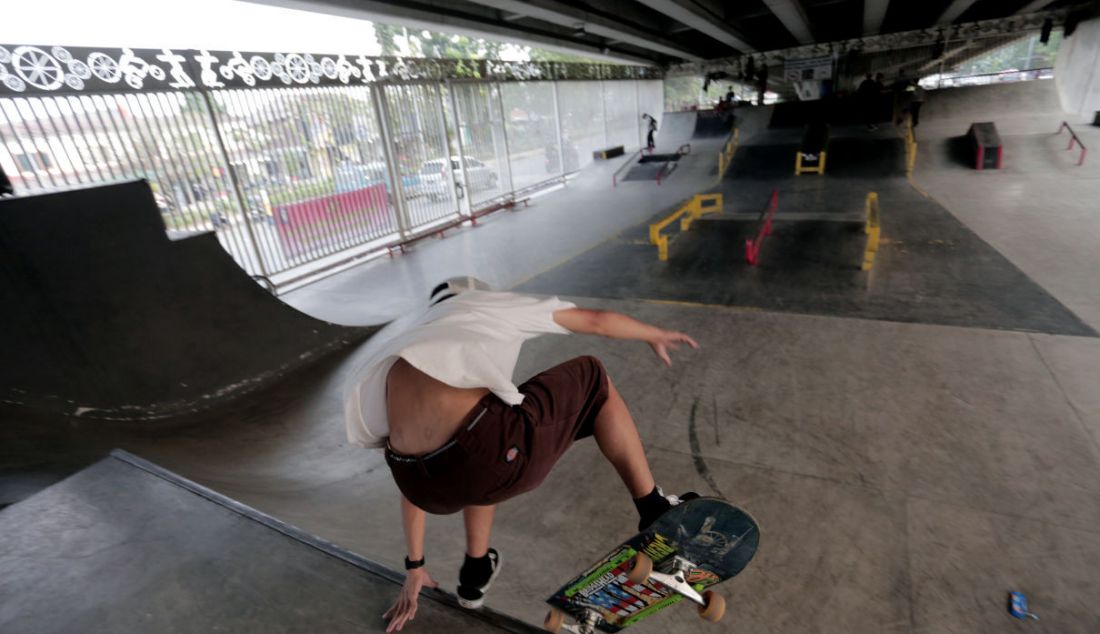 Pemain skateboard di Skatepark Pasar Rebo, Jakarta. Rabu (13/10). - JPNN.com