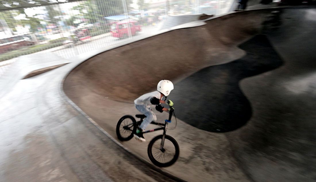 Seorang anak bermain di Skatepark Pasar Rebo, Jakarta. Rabu (13/10). - JPNN.com