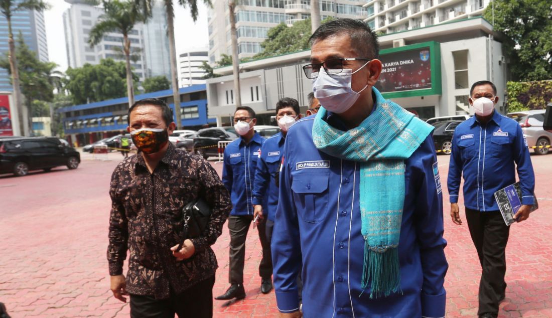 Ketua Dewan Kehormatan Partai Demokrat Hinca Panjaitan (kanan) bersama tim kuasa hukum Partai Demokrat mendatangi Kantor Kemenkumham, Jakarta, Kamis (14/10). Meraka menyerahkan sejumlah dokumen kepada Kementerian Hukum dan HAM guna membantu pihak kementerian sebagai termohon dalam uji materiel AD/ART Demokrat yang diajukan oleh kelompok KLB ke Mahkamah Agung. - JPNN.com