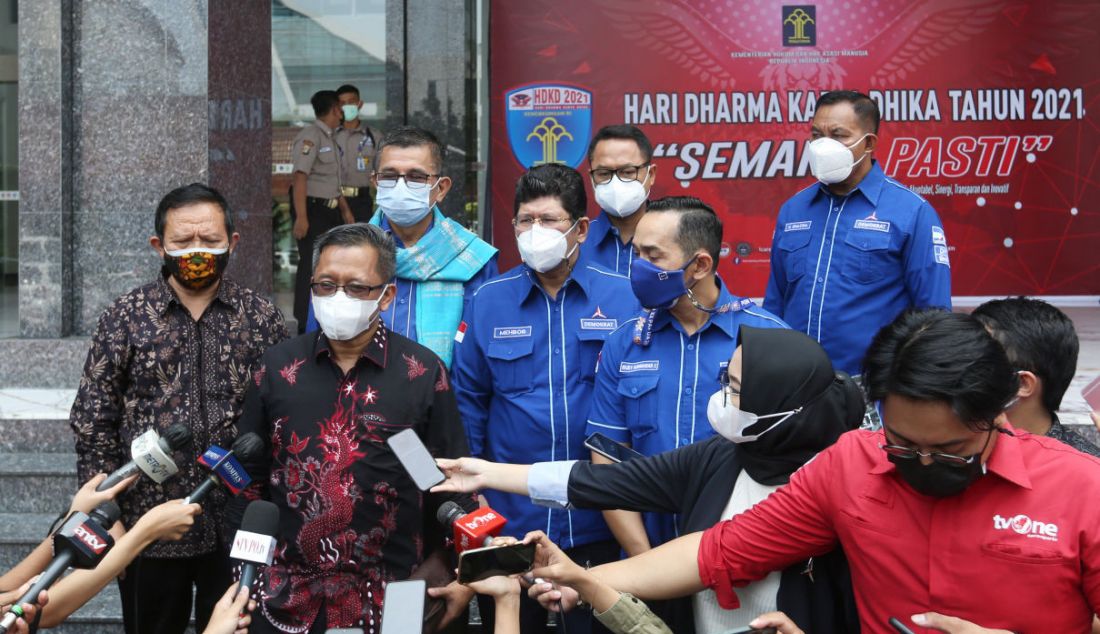 Tim kuasa hukum Partai Demokrat memberikan keterangan pers sebelum menyerahkan dokumen kepada Menkumham di Kantor Kemenkumham, Jakarta, Kamis (14/10). - JPNN.com