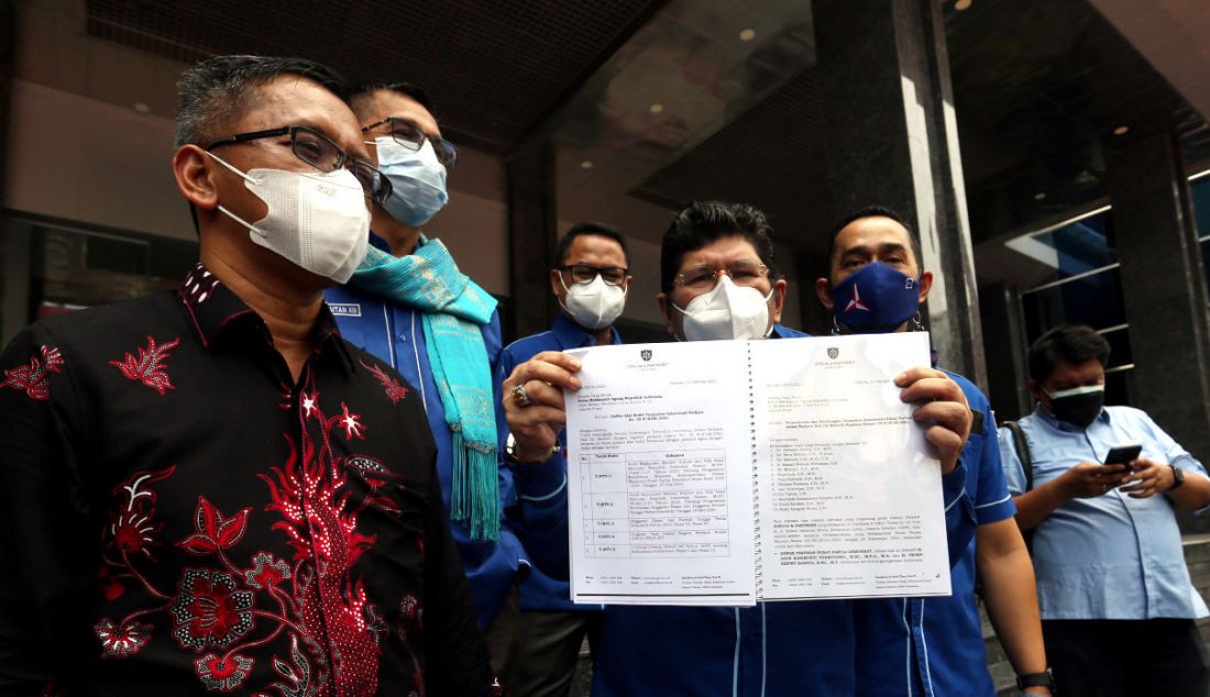 Tim kuasa hukum Partai Demokrat memperlihatkan dokumen sebelum diserahkan kepada Menkumham di Kantor Kemenkumham, Jakarta, Kamis (14/10). - JPNN.com