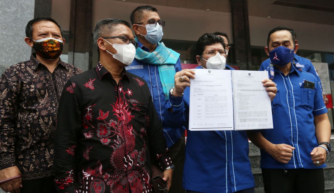 Tim kuasa hukum Partai Demokrat memperlihatkan dokumen sebelum diserahkan kepada Menkumham di Kantor Kemenkumham, Jakarta, Kamis (14/10). - JPNN.com