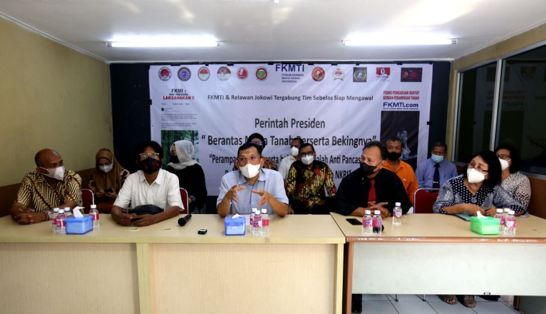 Forum Korban Mafia Tanah Indonesia (FKMTI) dan sukarelawan Jokowi yang tergabung dalam Tim Sebelas menggelar jumpa pers, Kamis (21/10). Mereka mendukung kebijakan Presiden Jokowi memberantas mafia tanah. - JPNN.com