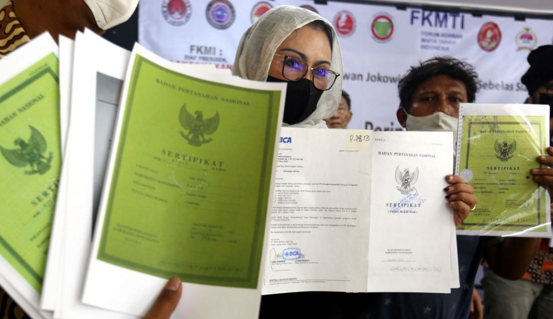 Sejumlah korban mafia tanah didampingi Forum Korban Mafia Tanah Indonesia (FKMTI) menunjukkan sertifikat tanah setelah jumpa pers di Jakarta, Kamis (21/10). - JPNN.com