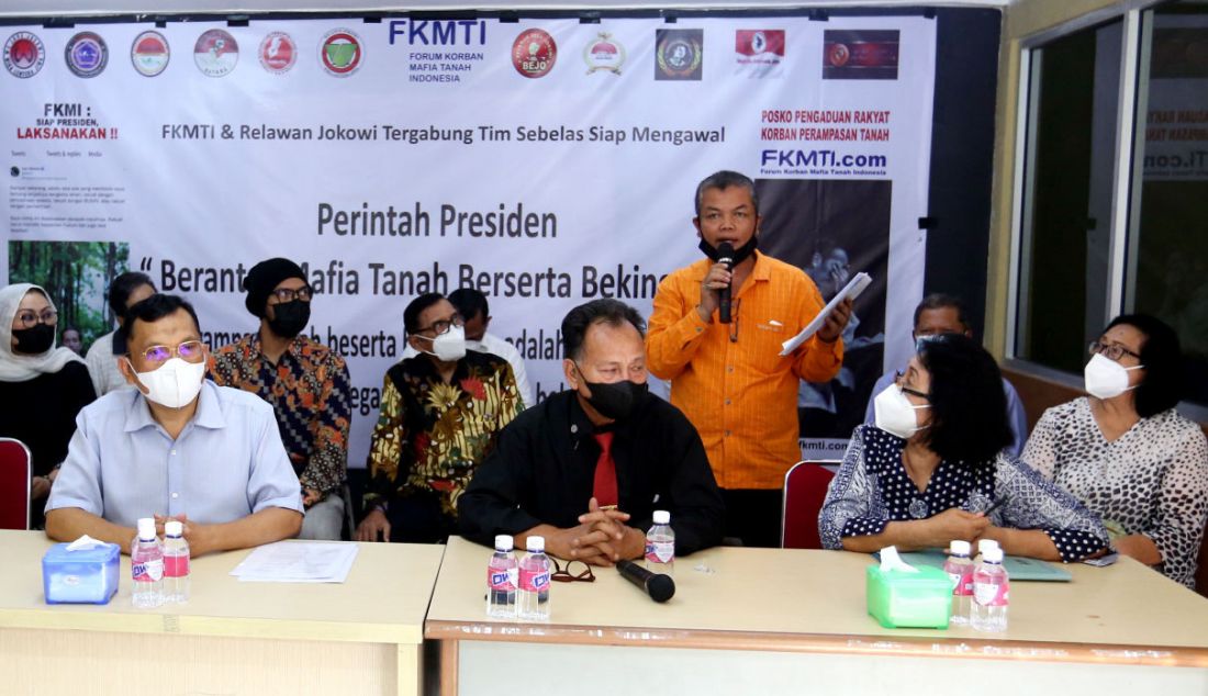 Seorang korban mafia tanah (berdiri) memberikan keterangan pers, Jakarta, Kamis (21/10). - JPNN.com