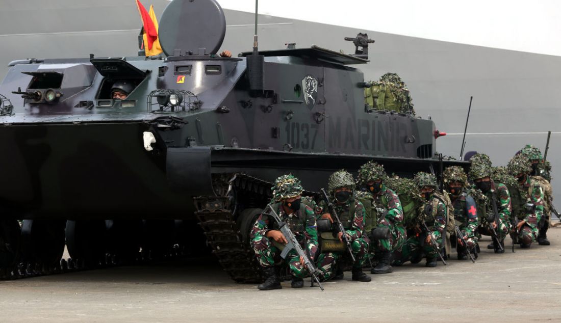 Sejumlah prajurit melakukan atraksi usai apel latihan operasi amfibi di Pelabuhan Tanjung Priok, Jumat (22/10). - JPNN.com