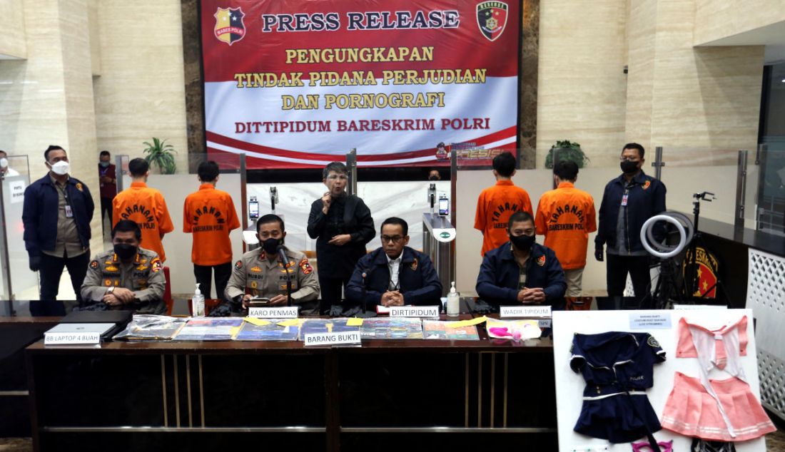 Dittipidum Bareskrim Polri menggelar rilis kasus judi online dan prostitusi di Bareskrim Polri, Jakarta, Selasa (26/10). - JPNN.com