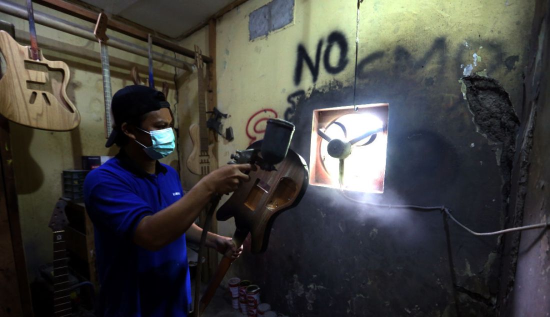 Pekerja menyelesaikan pembuatan gitar listrik Syukey Instruments di kawasan Ciputat Timur, Tangerang Selatan, Selasa (26/10). - JPNN.com