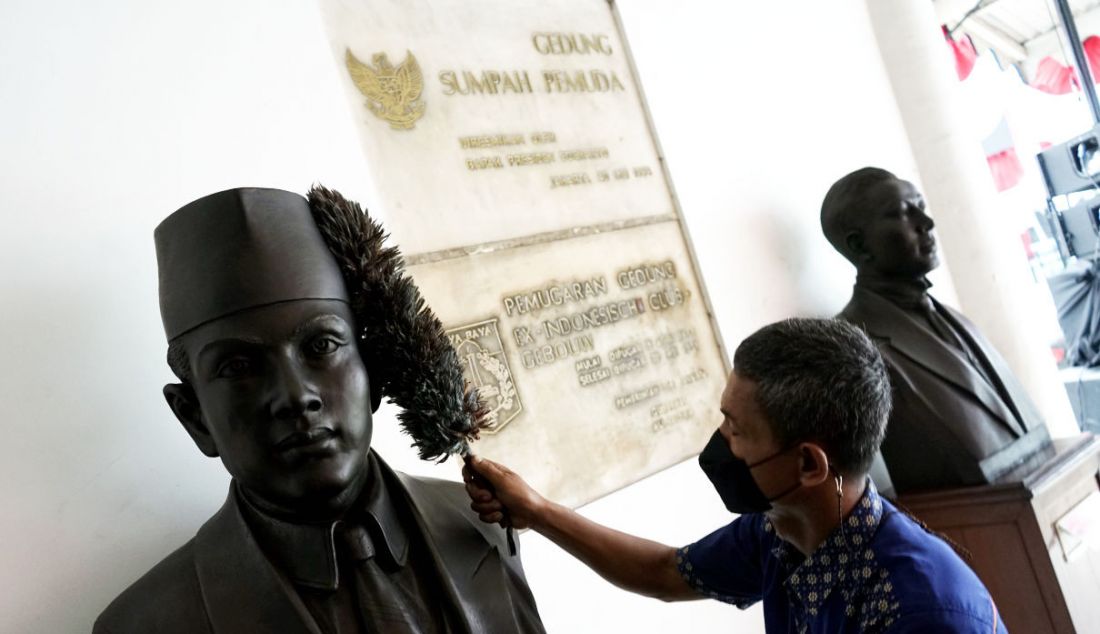 Petugas Museum Sumpah Pemuda di Jakarta Pusat membersihkan patung tokoh nasional, Rabu (27/10). Untuk menyambut Hari Sumpah Pemuda 2021, museum tersebut mulai dibuka untuk umum dengan batasan 20 pengunjung dalam satu kali trip. Pengunjung juga diwajibkan memindai kode QR di pintu masuk menggunakan aplikasi PeduliLindungi. - JPNN.com