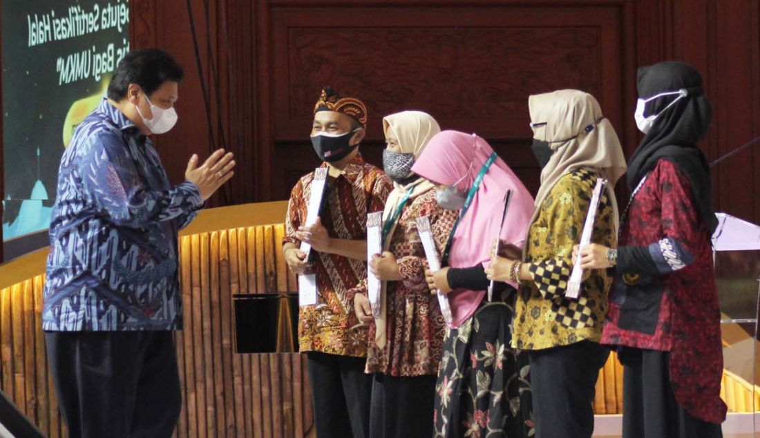 Menteri Koordinator Bidang Prekonomian Indonesia Airlangga Hartarto memberikan selamat kepada pelaku UMKM usai membagikan sertifikas gratis bagi pelaku UMKM dalam High Level Policy Discussion (HLPD) yang digelar secara hybrid, di Jakarta, Kamis (28/10). - JPNN.com